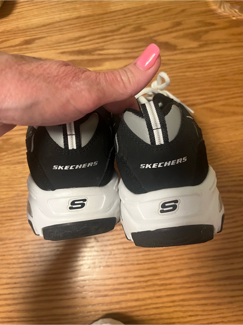Skechers D'Lites Black & White Sporty Casual Memory Foam Shoes Size 10 - Picture 2 of 9
